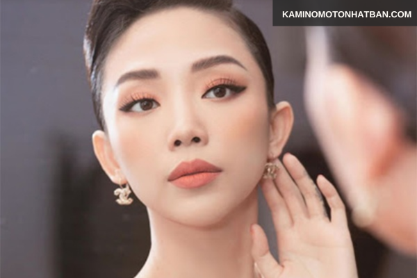 Chân mày ngang cong ở đuôi